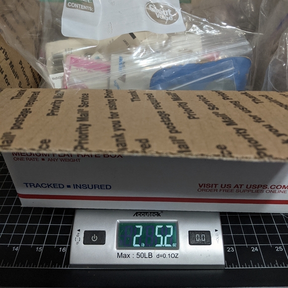 Modest vintage button bundle over 2lbs - Picture 8 of 8